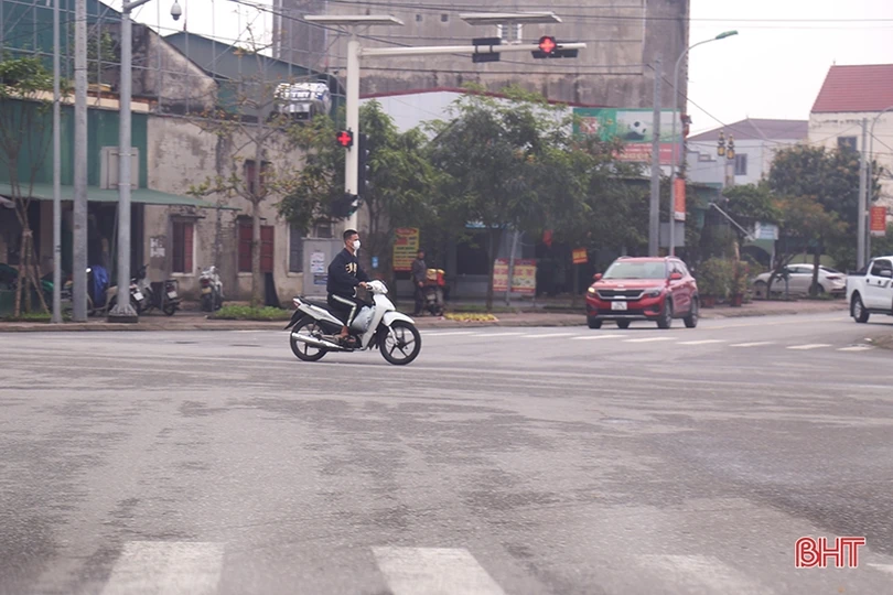 Công an Hà Tĩnh xử lý nghiêm thanh thiếu niên điều khiển xe lạng lách, đánh võng