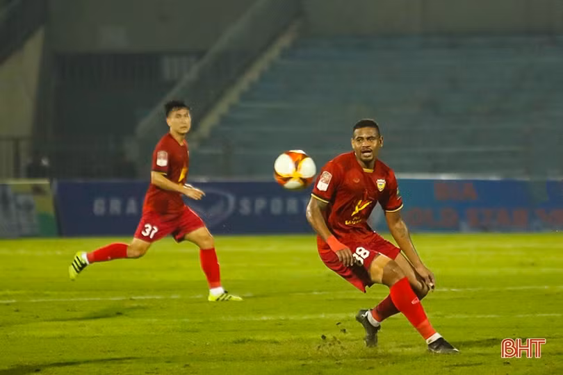 Hàng thủ Hồng Lĩnh Hà Tĩnh liệu đủ sức “khóa chân” Văn Quyết?