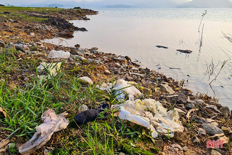 Rác chất đống bên hồ Kẻ Gỗ sau những buổi dã ngoại