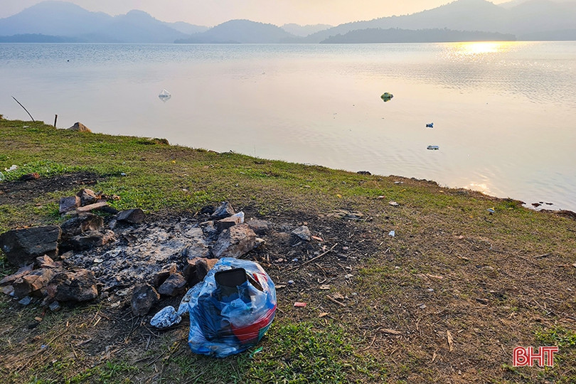 Rác chất đống bên hồ Kẻ Gỗ sau những buổi dã ngoại