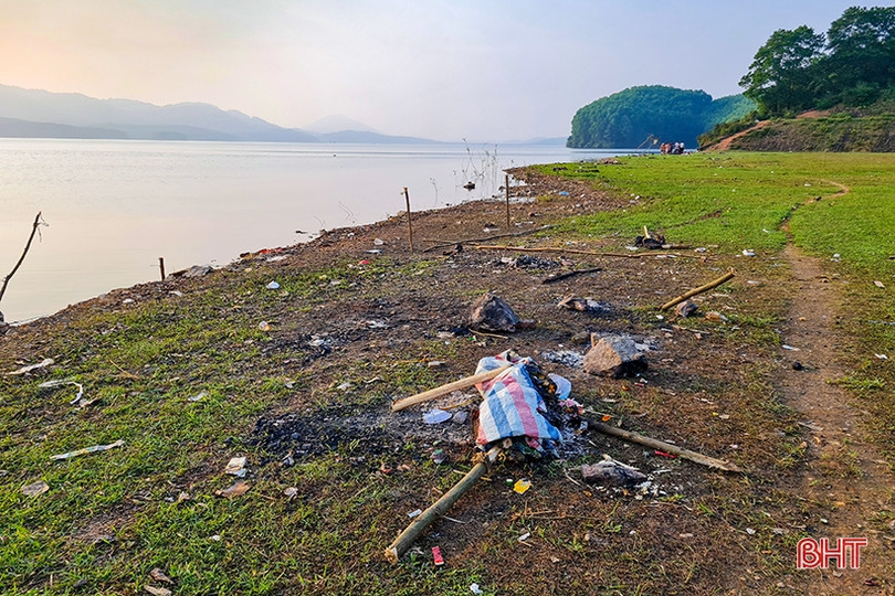 Rác chất đống bên hồ Kẻ Gỗ sau những buổi dã ngoại