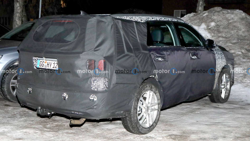 Kia Sorento 2024 rò rỉ nội thất với màn hình mới