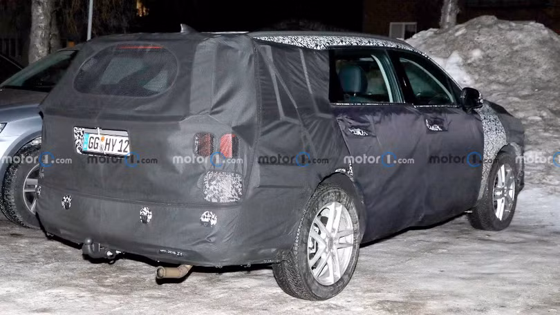 Kia Sorento 2024 rò rỉ nội thất với màn hình mới