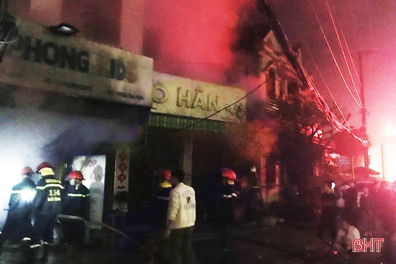 Hà Tĩnh: Giải cứu 4 nạn nhân mắc kẹt trong đám cháy