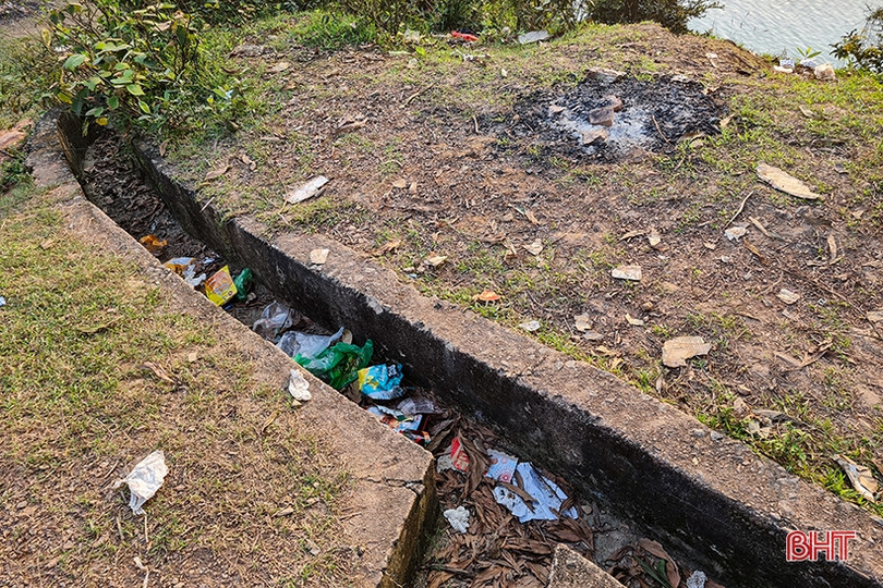 Rác chất đống bên hồ Kẻ Gỗ sau những buổi dã ngoại