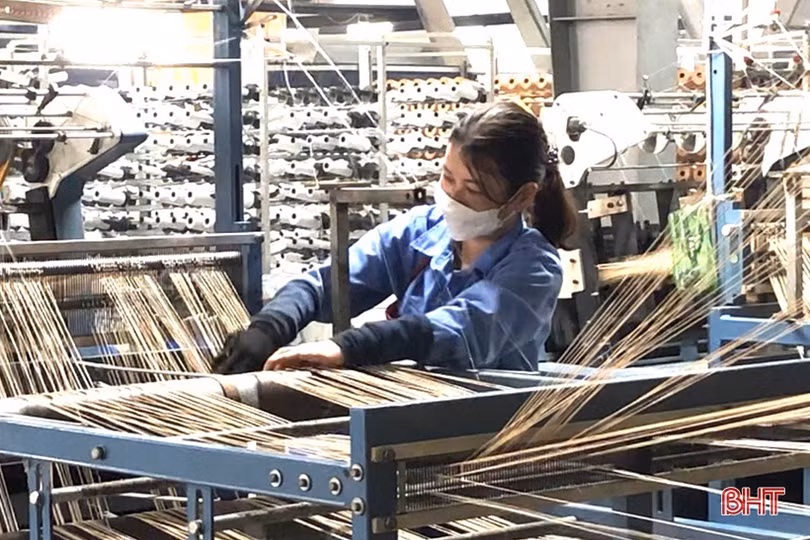 Người lao động Hà Tĩnh sôi nổi thi đua sản xuất chào mừng đại hội công đoàn các cấp