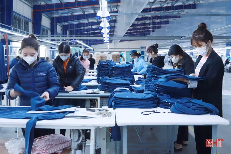 Người lao động Hà Tĩnh sôi nổi thi đua sản xuất chào mừng đại hội công đoàn các cấp