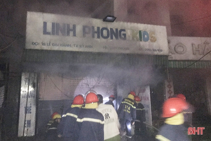 Hà Tĩnh: Giải cứu 4 nạn nhân mắc kẹt trong đám cháy