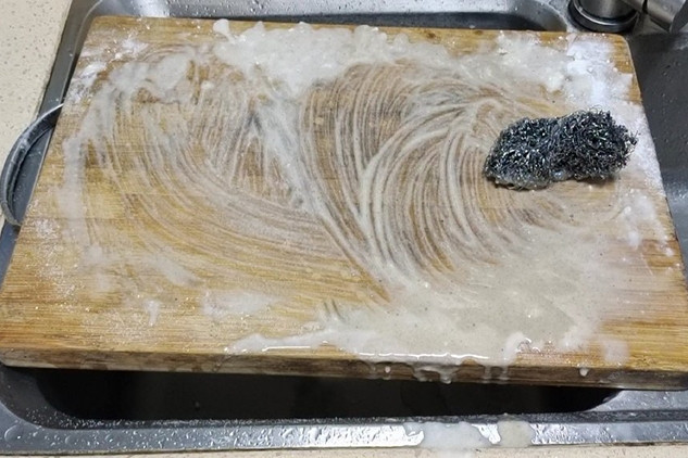 Mẹo làm sạch thớt gỗ