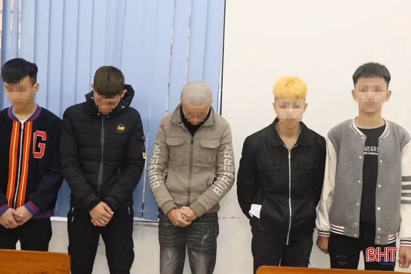 Công an Hà Tĩnh xử lý nghiêm thanh thiếu niên điều khiển xe lạng lách, đánh võng