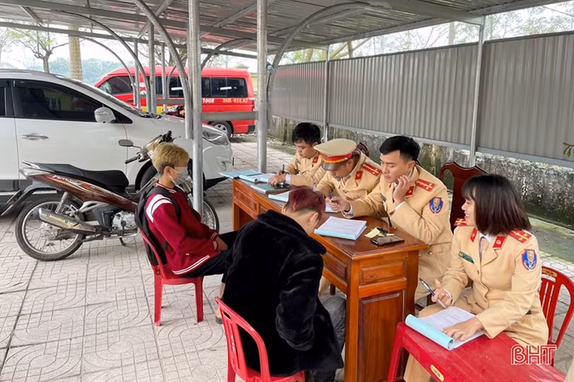 Công an Hà Tĩnh xử lý nghiêm thanh thiếu niên điều khiển xe lạng lách, đánh võng