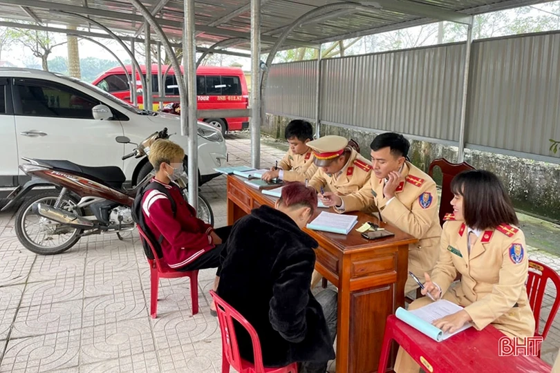 Công an Hà Tĩnh xử lý nghiêm thanh thiếu niên điều khiển xe lạng lách, đánh võng