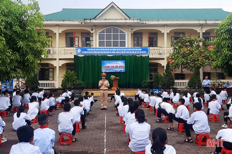 Công an Hà Tĩnh xử lý nghiêm thanh thiếu niên điều khiển xe lạng lách, đánh võng