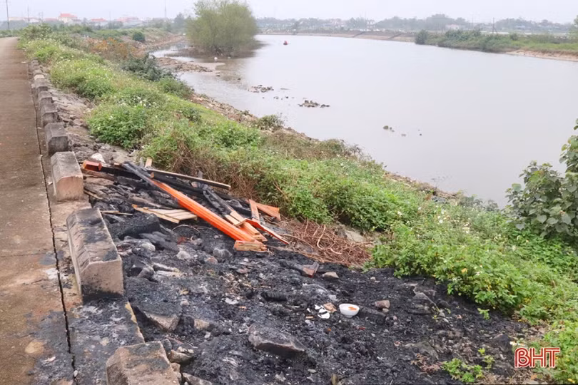 Cần chấn chỉnh tình trạng “hóa đồ” người đã khuất trên kè đê Đồng Môn