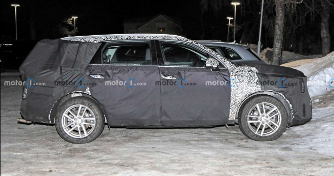 Kia Sorento 2024 rò rỉ nội thất với màn hình mới