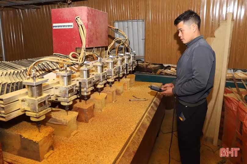 Rời phố về quê, U40 nổi danh với nghề mộc gia truyền