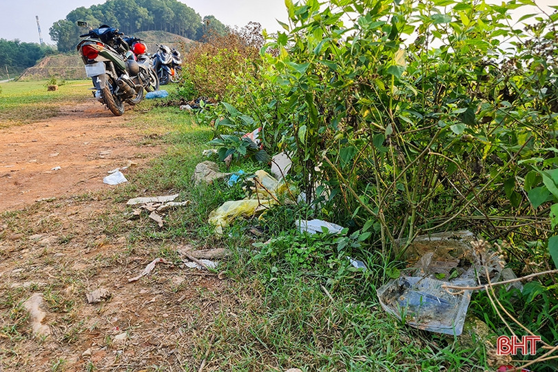 Rác chất đống bên hồ Kẻ Gỗ sau những buổi dã ngoại