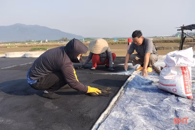 Làng nghề muối truyền thống Hà Tĩnh chuẩn bị cho vụ sản xuất mới
