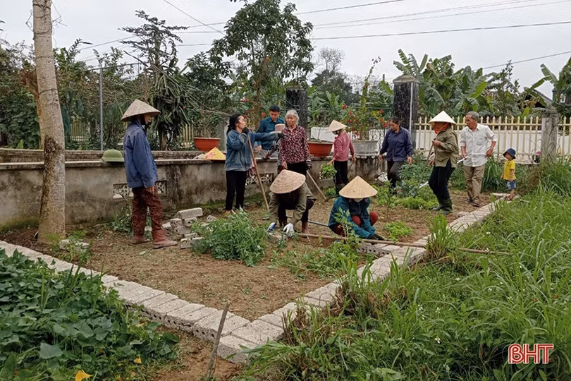 Phụ nữ Hương Sơn giúp nhau xây dựng nhà sạch, vườn đẹp, đường khang trang