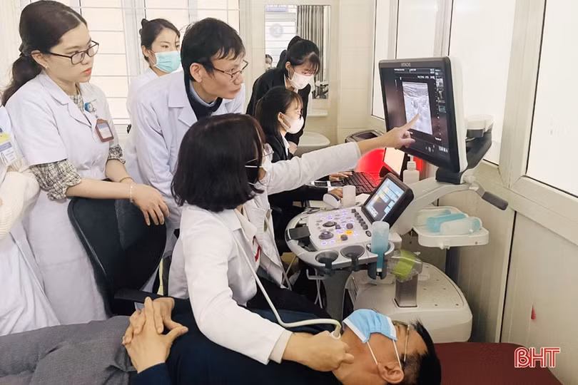 Chuyên gia BVĐK quốc tế Vinmec Times City khám sàng lọc ung thư xương tại BVĐK tỉnh Hà Tĩnh