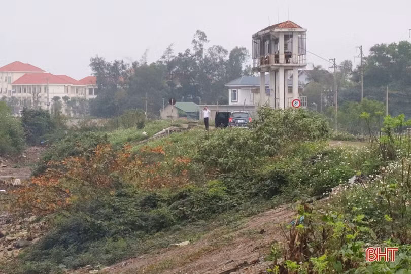 Cần chấn chỉnh tình trạng “hóa đồ” người đã khuất trên kè đê Đồng Môn