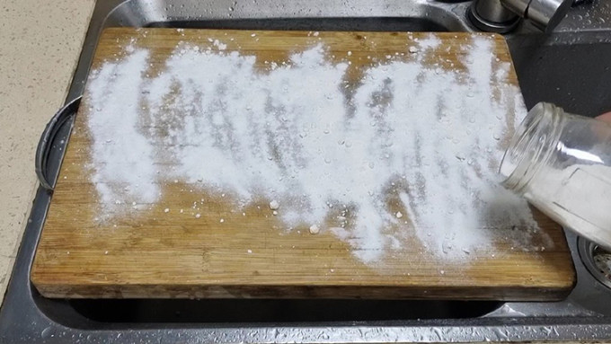 Mẹo làm sạch thớt gỗ