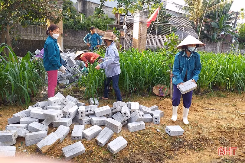 Phụ nữ Hương Sơn giúp nhau xây dựng nhà sạch, vườn đẹp, đường khang trang