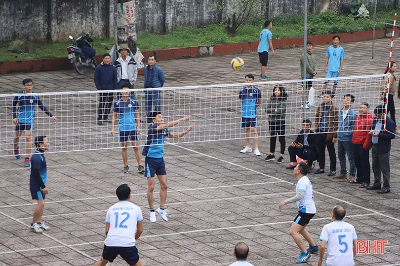 Sôi nổi giải bóng chuyền mừng đại hội công đoàn các cấp ở Cẩm Xuyên