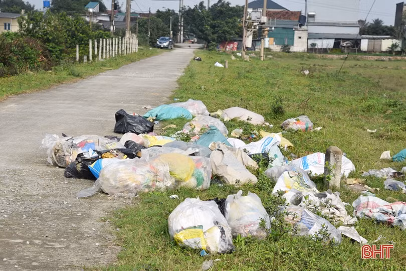 Đường quê ở Lộc Hà thành... điểm đổ rác!