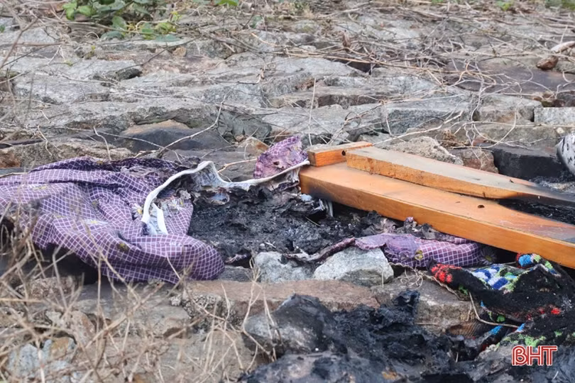 Cần chấn chỉnh tình trạng “hóa đồ” người đã khuất trên kè đê Đồng Môn