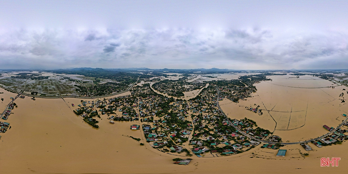 Nước lũ trắng xóa làng quê Hà Tĩnh nhìn từ flycam