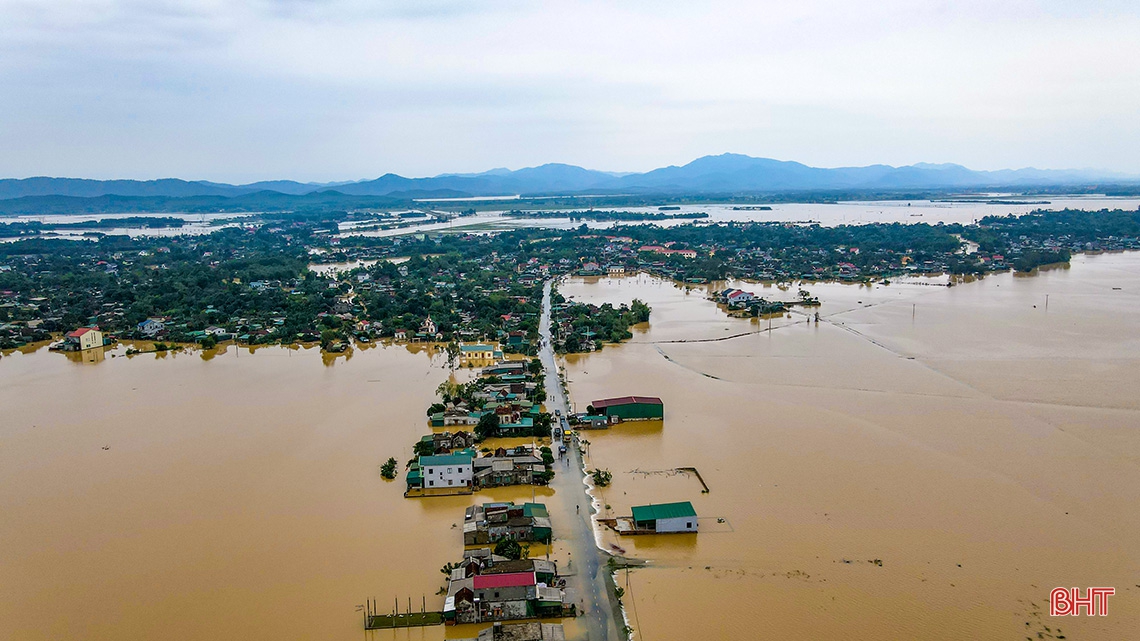 Nước lũ trắng xóa làng quê Hà Tĩnh nhìn từ flycam