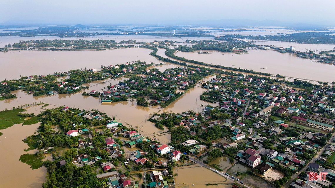 Nước lũ trắng xóa làng quê Hà Tĩnh nhìn từ flycam