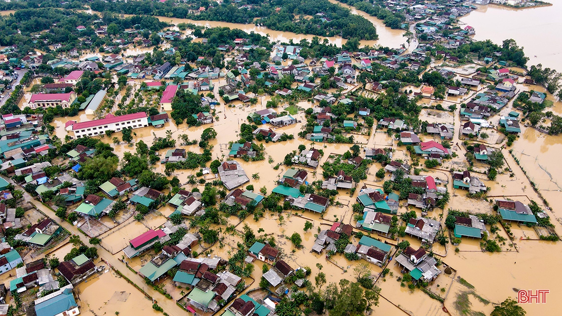 Nước lũ trắng xóa làng quê Hà Tĩnh nhìn từ flycam