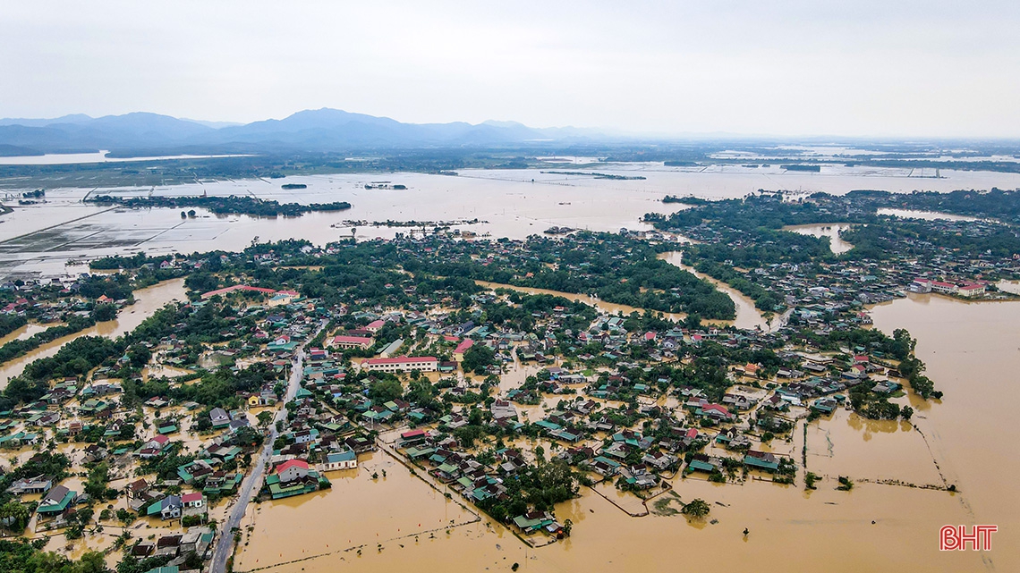 Nước lũ trắng xóa làng quê Hà Tĩnh nhìn từ flycam