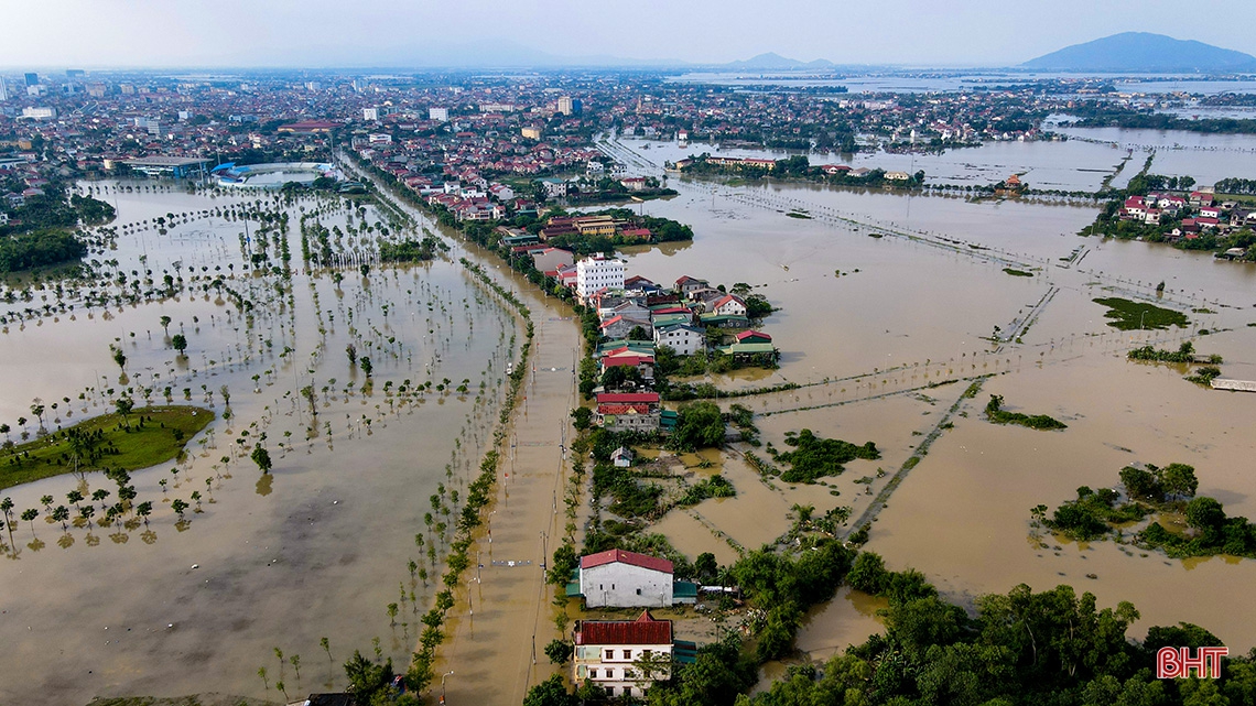 Nước lũ trắng xóa làng quê Hà Tĩnh nhìn từ flycam
