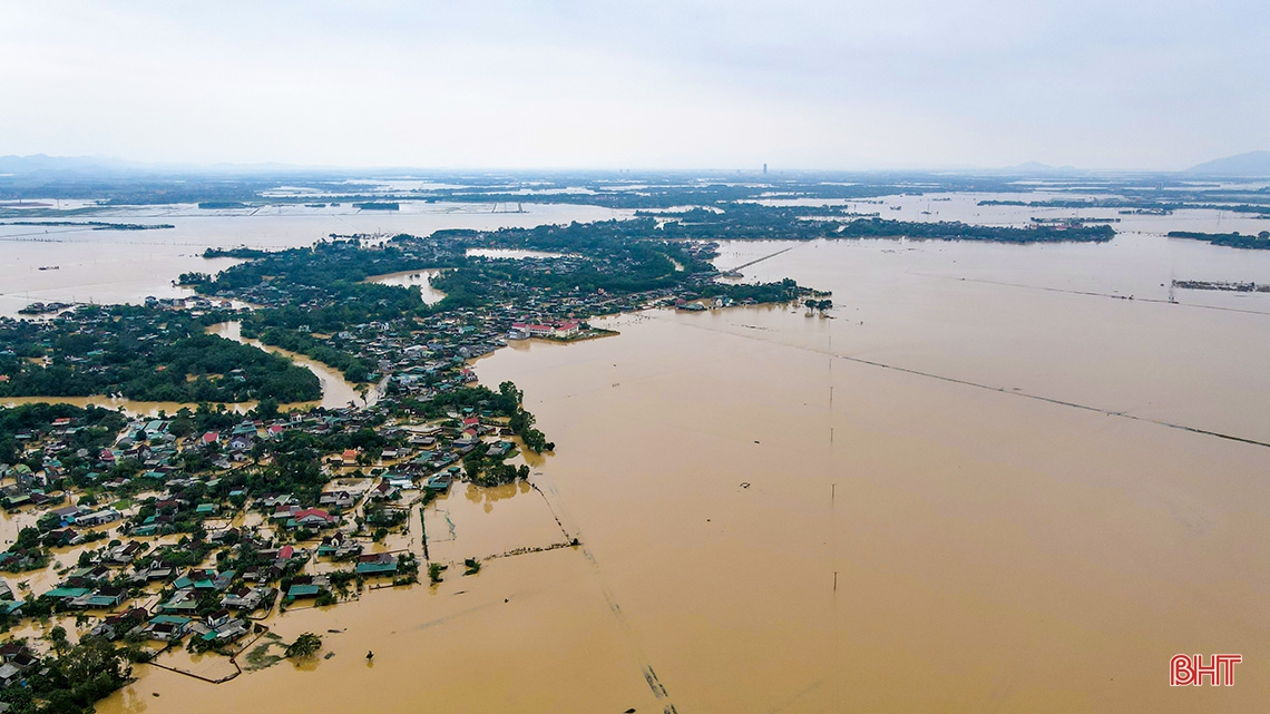 Nước lũ trắng xóa làng quê Hà Tĩnh nhìn từ flycam