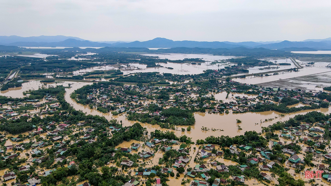 Nước lũ trắng xóa làng quê Hà Tĩnh nhìn từ flycam