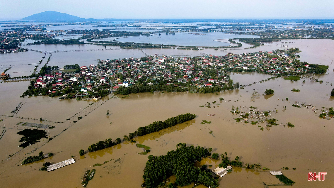 Nước lũ trắng xóa làng quê Hà Tĩnh nhìn từ flycam