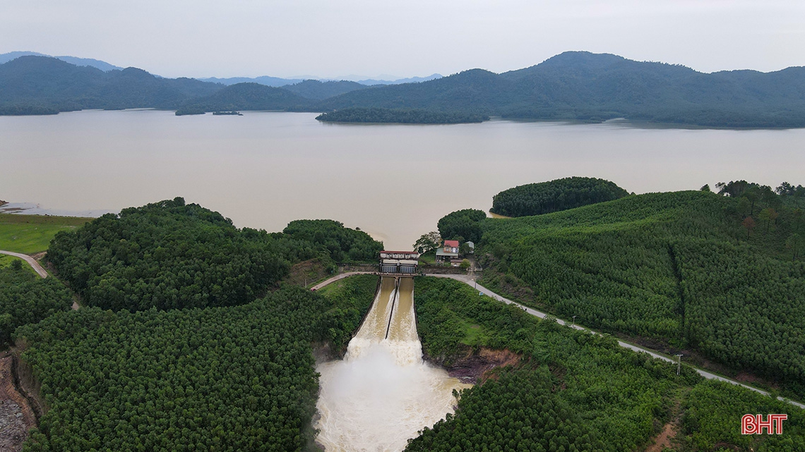 Nước lũ trắng xóa làng quê Hà Tĩnh nhìn từ flycam