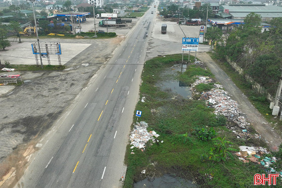 Tuyến tránh thành phố Hà Tĩnh cũ thành điểm tập kết rác thải