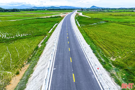 Ngắm diện mạo quốc lộ 8C sau gần 3 năm nâng cấp, mở rộng