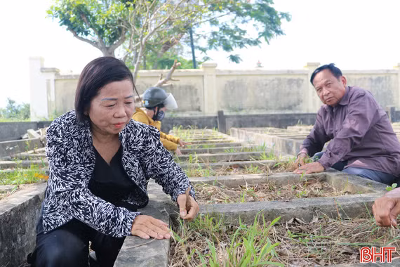 Lặng thầm “sưởi ấm” những ngôi mộ vô chủ