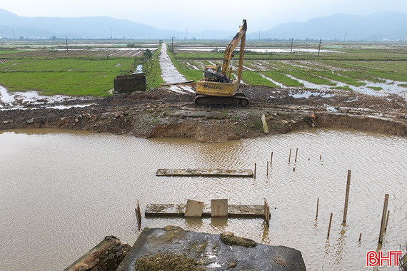 2 cây cầu thi công dang dở, giao thông nội đồng bị chia cắt