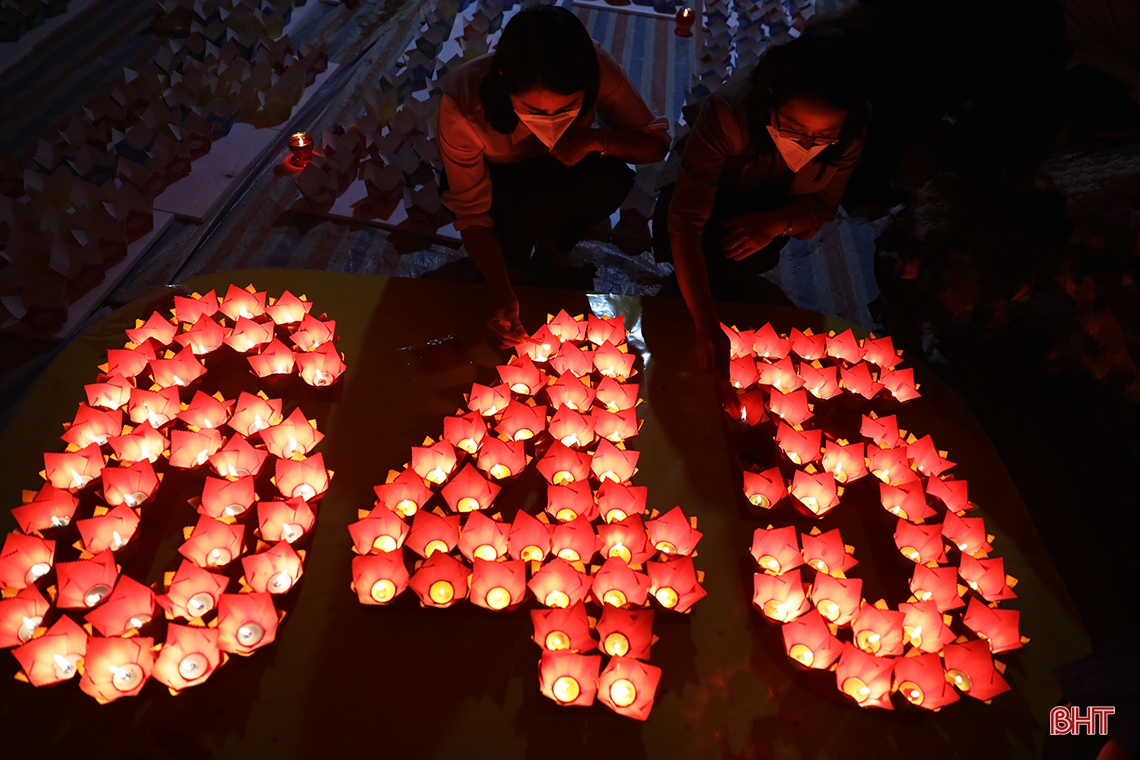 Thả đèn hoa đăng tưởng nhớ Chế thắng phu nhân Nguyễn Thị Bích Châu