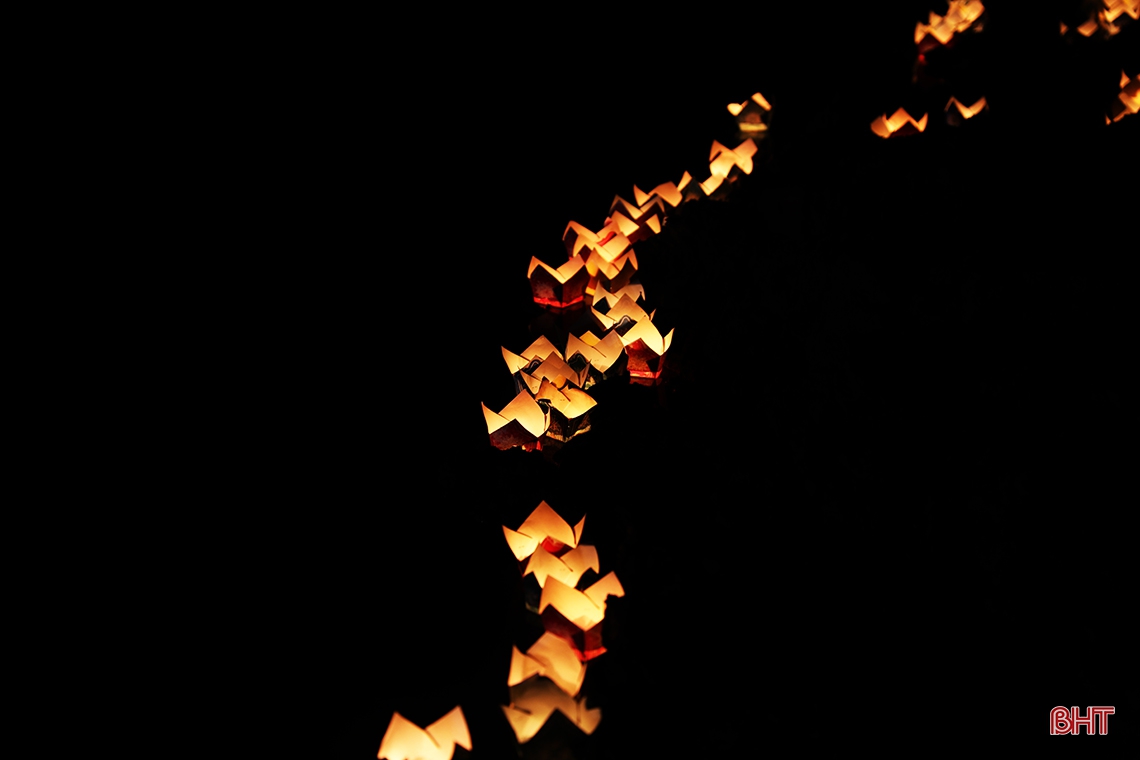 Thả đèn hoa đăng tưởng nhớ Chế thắng phu nhân Nguyễn Thị Bích Châu