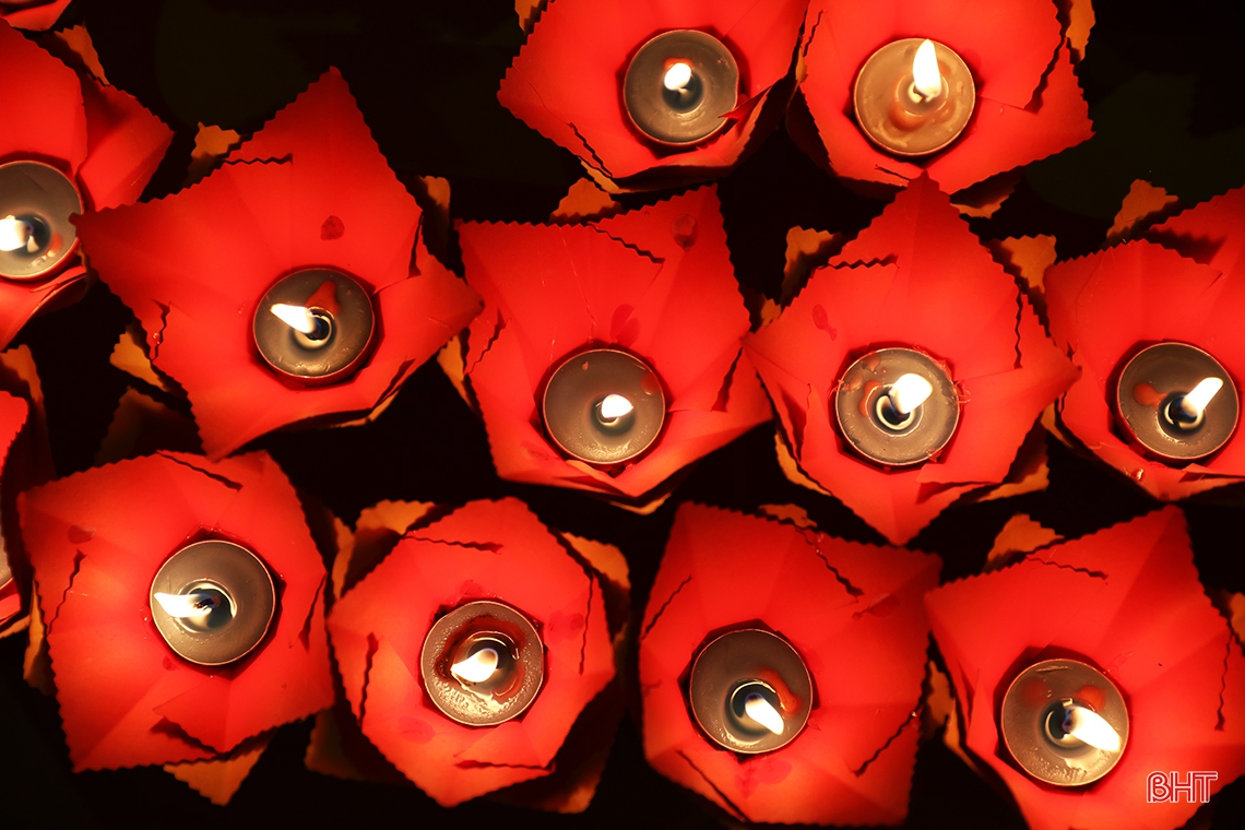 Thả đèn hoa đăng tưởng nhớ Chế thắng phu nhân Nguyễn Thị Bích Châu