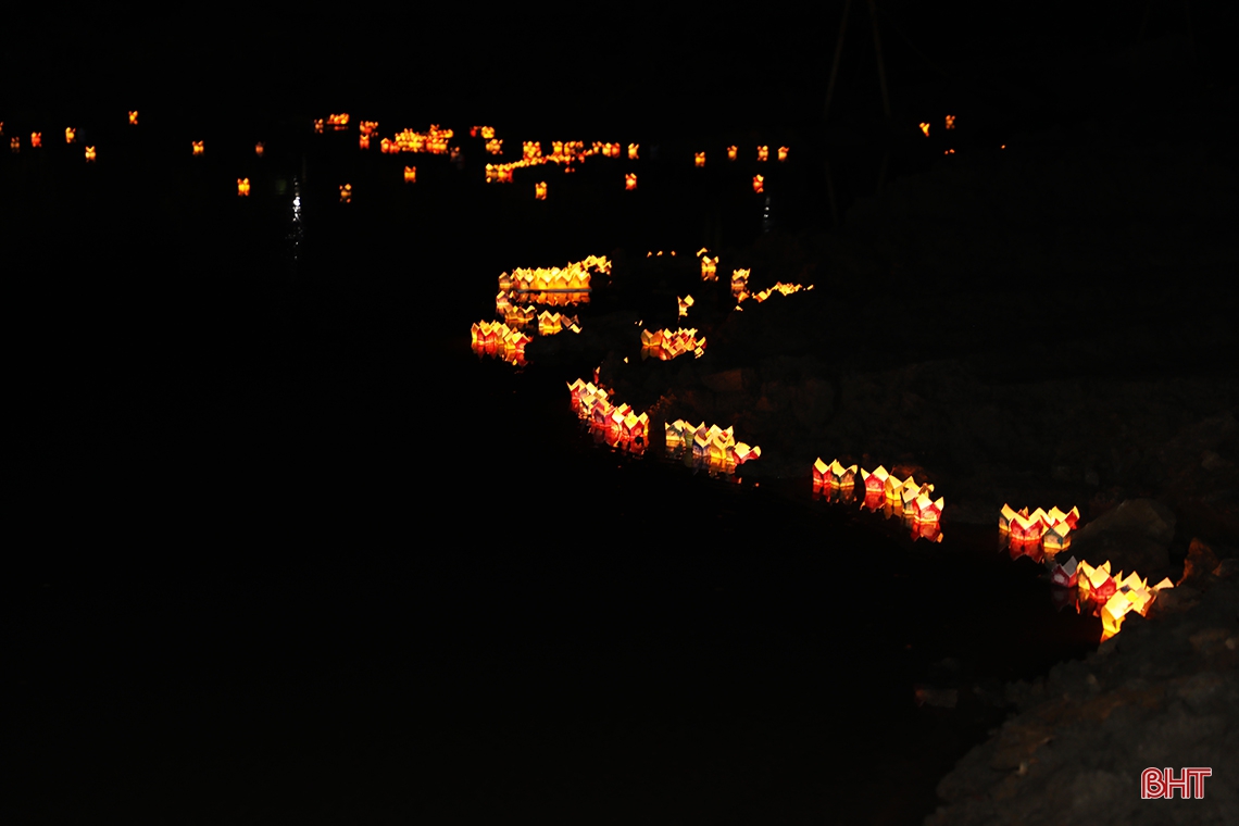 Thả đèn hoa đăng tưởng nhớ Chế thắng phu nhân Nguyễn Thị Bích Châu