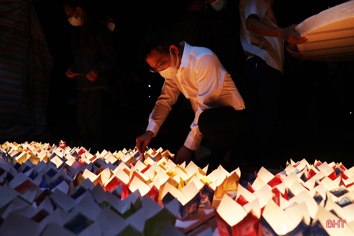 Thả đèn hoa đăng tưởng nhớ Chế thắng phu nhân Nguyễn Thị Bích Châu