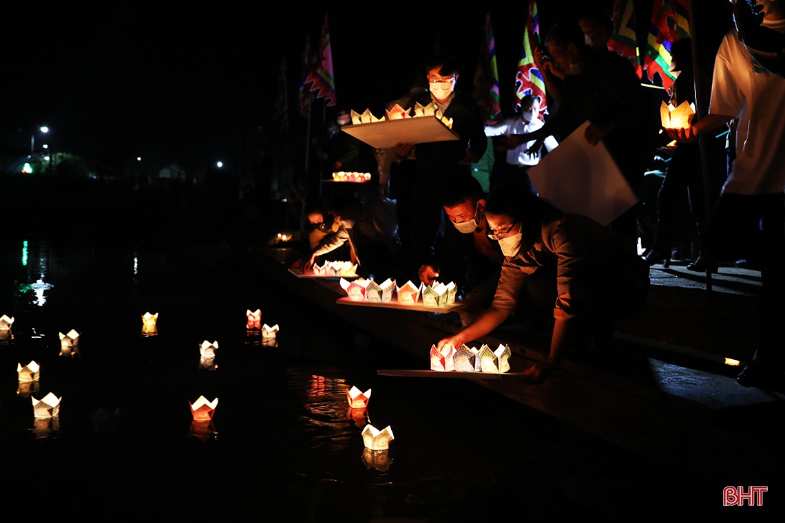 Thả đèn hoa đăng tưởng nhớ Chế thắng phu nhân Nguyễn Thị Bích Châu